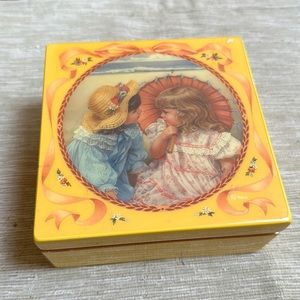 Reco music box collector Sandra Kuck jewelry 89 Summer Secrets it’s small world